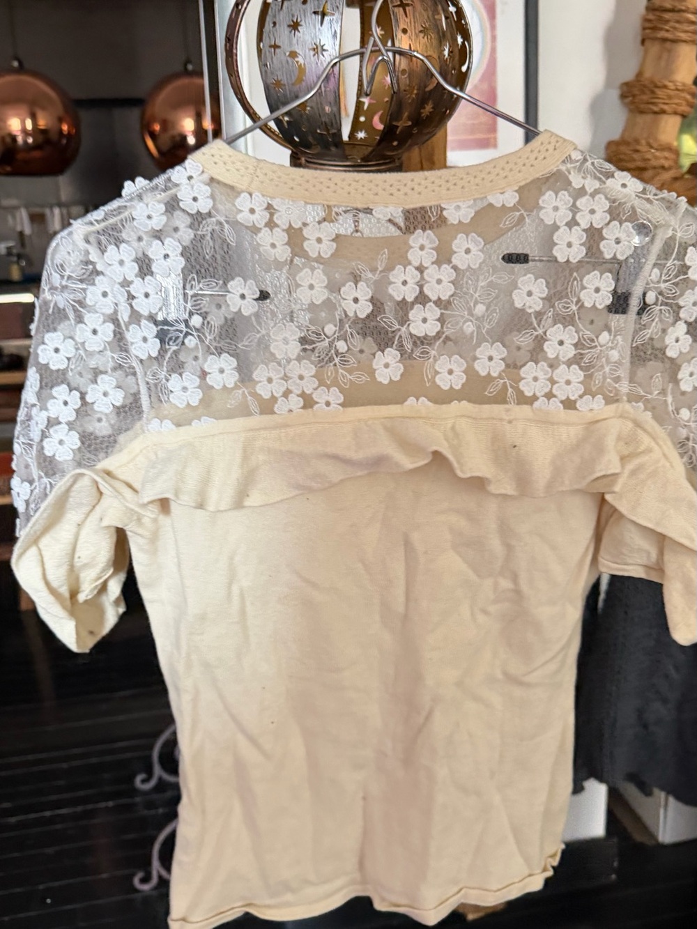ELIE TAHARI BOUTIQUE Lace Yoke Ruffle Short Sleeve Top — Cream. WOOL. SIZE XS